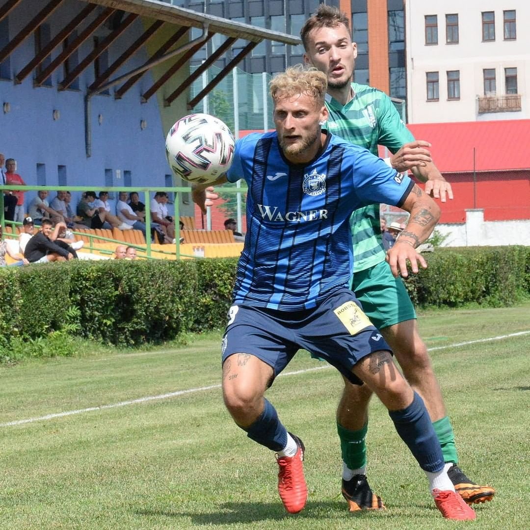 FOTO ⚽️??? Dnes na Lokádě na úvodním zápase letošního ročníku ČFL. Ač o tom všechny informační kanály Sparty trochu nepochopitelně mlčí, tak Loko Vltavín se stal od nové sezóny farmou ACS, která tam dosadila trenérské duo Michal Zach - Ondřej Švejdík a v kádru bude i celá řada mladých kmenových hráčů ze Sparty. Někteří se na trávníku objevili už dnes. Utkání samotné bylo celkem vyrovnané, ale hosté, za které nastoupil např. i David Limberský, byli efektivnější v koncovce a i připsali si tak výhru 2:1. Jinak klobásky a pivko v dobré kondici, tak se někdy stavte ? Celou kompletní fotogalerii z tohoto utkání ČFL skupiny A Loko Vltavín - Jiskra Domažlice si můžete prohlédnout na našem webu spartaforever.cz #acsparta #lokovltavin #cfl #jiskradomazlice #spartaforever #SFotour